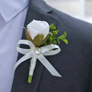 WHITE ROSE BOUTONNIERE